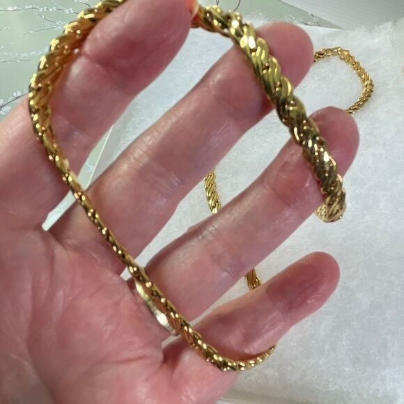 VTG Wheat chain or foxtail chain flat lay necklace. Approximately 22” long. - Picture 2 of 7